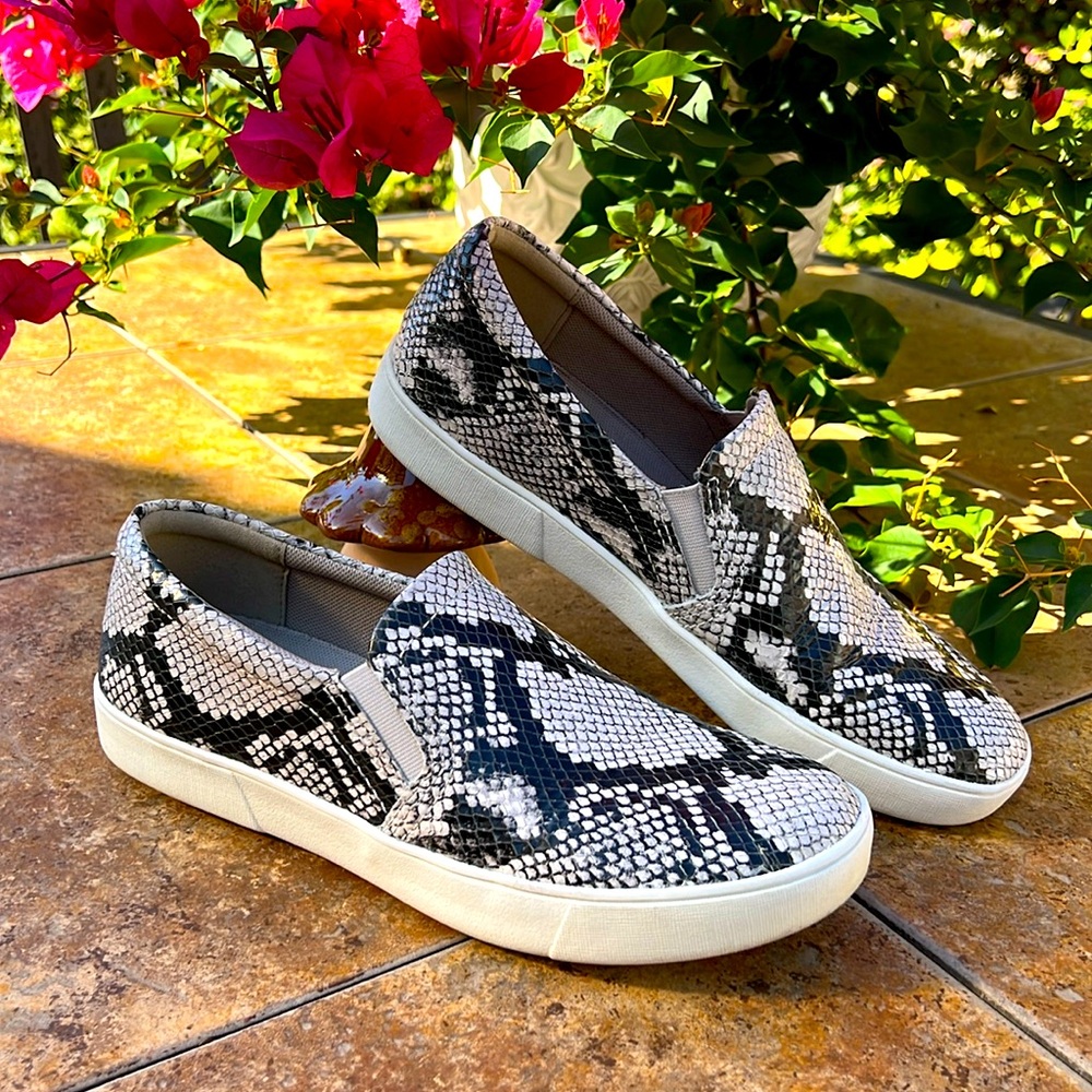 Naturalizer Leather Snake Skin Slip on Sneaker with elastic sides 7.5